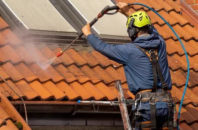 Démoussage et hydrofuge de toiture à Sanssac-l'Église